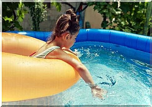 Inflatable pools: children in pool