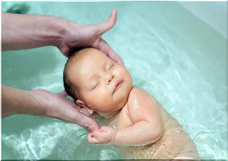 A child's first bath is one of the fears that new mothers experience.