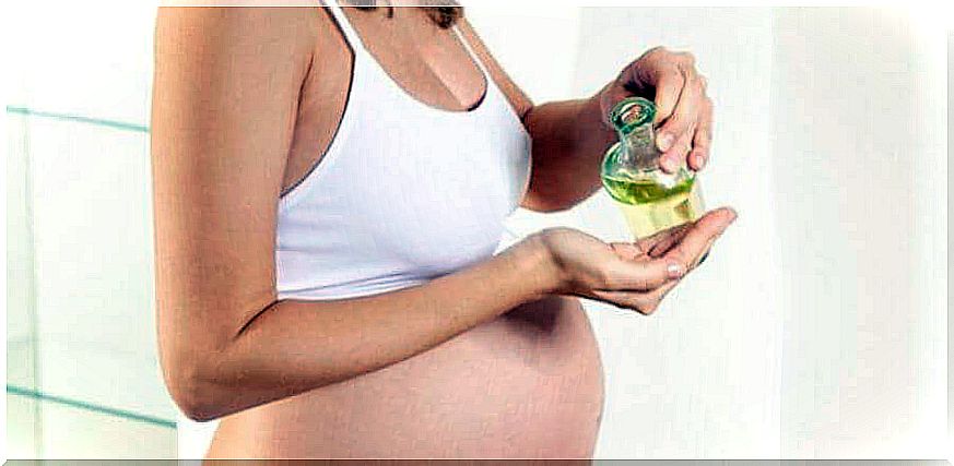 Avoid an episiotomy: Pregnant woman pours oil