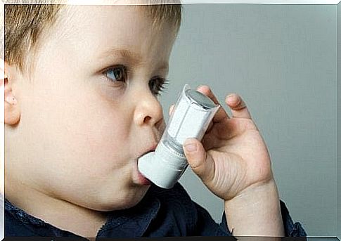 A child inhales asthma medicine.