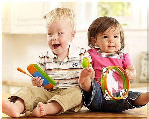 Positive stimuli can activate your baby's memory: two babies are playing with toys