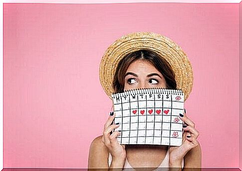 miss your period: woman keeps up calendar