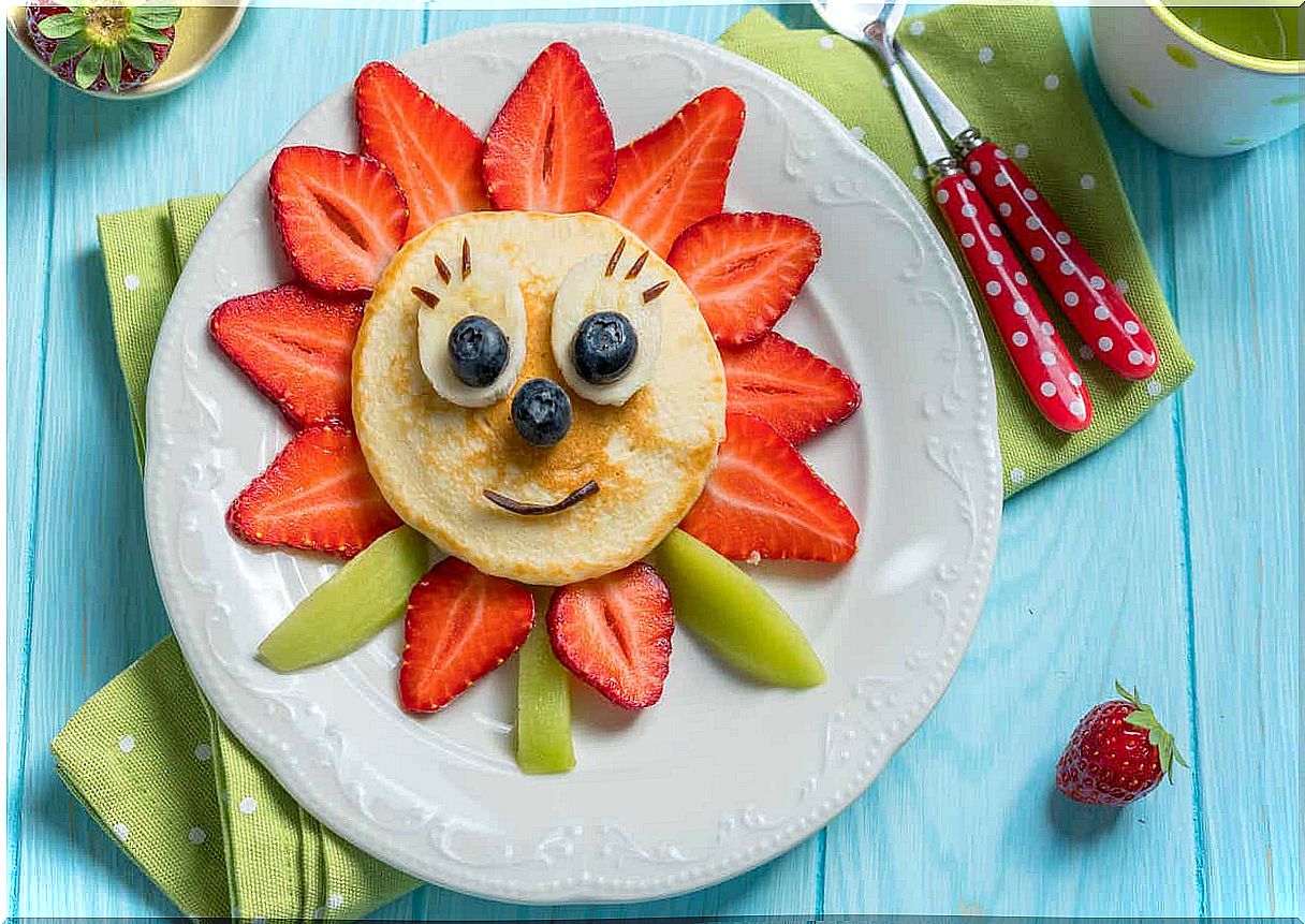 A flower made of fruit and a pancake.