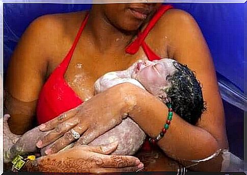 Skin-to-skin contact: baby after water delivery