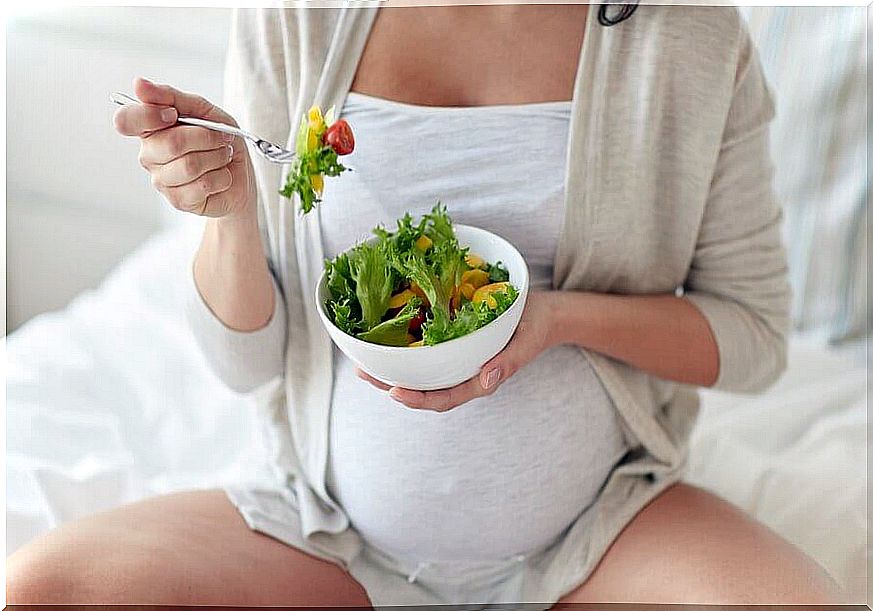 pregnant women eating salad