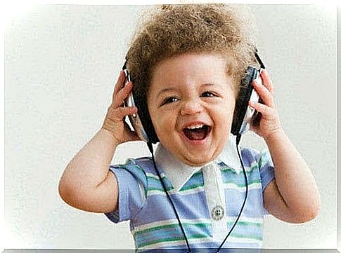 make your child laugh: baby with headphones