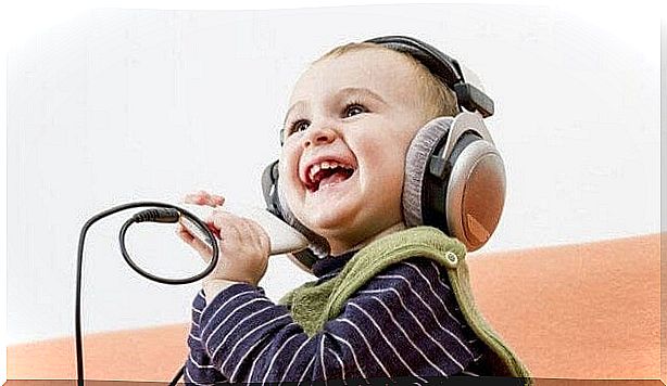 make your child laugh: baby with headphones