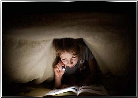 Turn off the light, it's time to read!