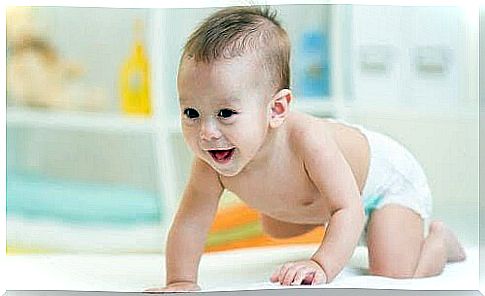 language development: baby crawls