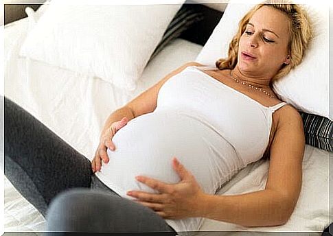 gives birth at home: pregnant woman with pain