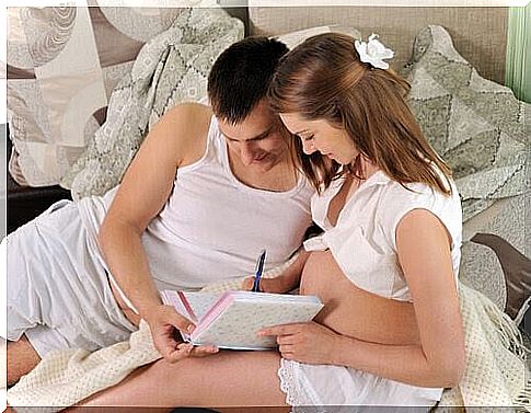 man and pregnant woman write a birth plan