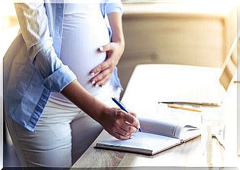 pregnant woman writing a birth plan