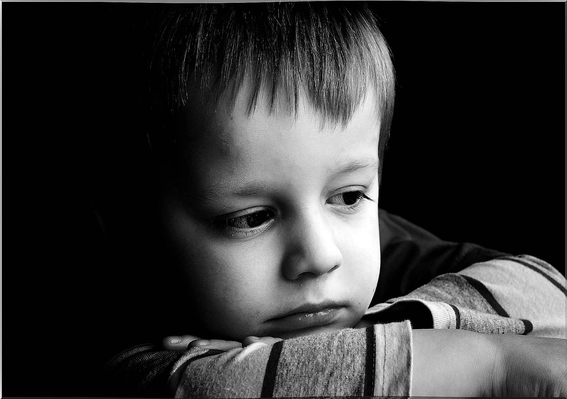 Attachment disorder with social distance: Boy looks sad